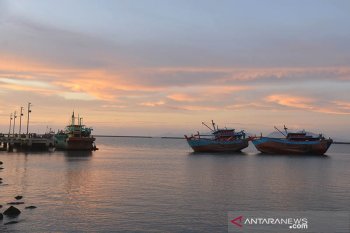 Kolam pelabuhan perikanan Samudera masih dangkal