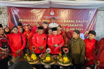 Potong tiga tumpeng, DPC PDIP Kota Yogyakarta Targetkan Menang Pileg, Pilpres dan Pilkada Pemilu 2024
