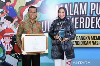 Bupati Inhu terima langsung penghargaan "Merdeka Belajar 2023"