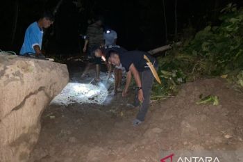 Longsor putus akses lintas Sulawesi di Gorontalo Utara