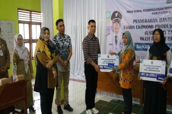 Dinsos Gunungkidul serahkan bantuan usaha produktif senilai Rp1,34 miliar