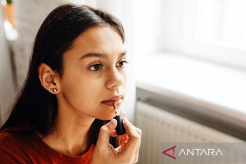 Kiat bibir tetap lembab meski sering pakai lipstik