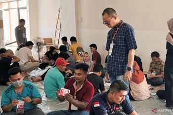 KPU OKU Timur kerahkan  150 pekerja pelipat surat suara