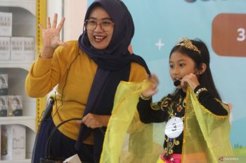 Membiasakan orang tua mendengarkan tanpa menghakimi