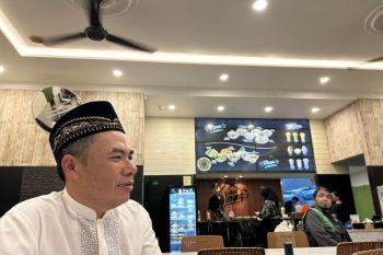 Pedagang bakso bangun jalan di kampung halaman