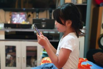 Menjaga anak di tengah banjir digital
