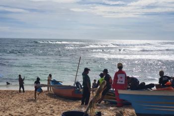 Tim gabungan temukan tiga siswa SMP terseret ombak Pantai Drini Gunungkidul