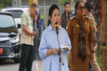 Anggota DPR menyerahkan alsintan pada 40 kelompok tani di Gunungkidul