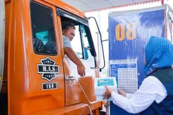 Pelindo Solusi Logistik gandeng UMKM bagikan ribuan takjil untuk warga