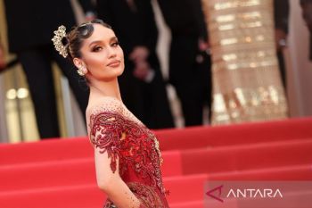 Cinta Laura tampil berkebaya di karpet merah festival film Cannes 2025