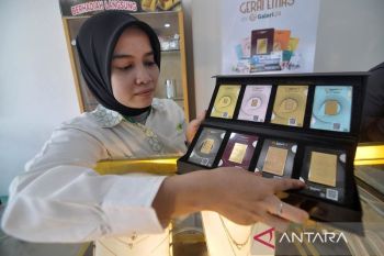 Harga emas Antam hari ini merosot
