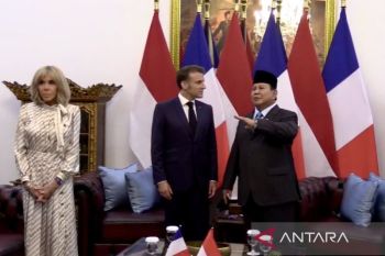 Lukisan Bung Karno dan Ngurah Rai tarik perhatian Macron