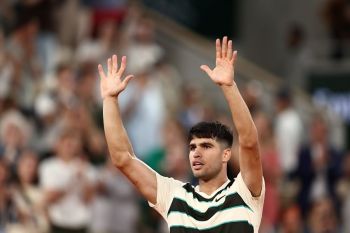 Unggulan kedua Carlos Alcaraz dan Iga Swiatek lolos ke perempat final French Open