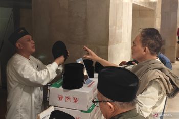 Peci Sukarman, barang paling diburu jamaah Masjid Istiqlal