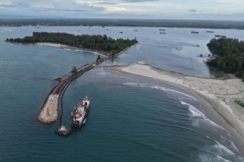 Pelindo mulai keruk pasir di Pelabuhaan Pulau Baai, demi kapal besar pengangkut BBM bisa sandar