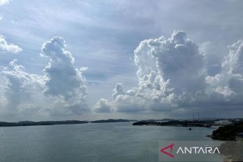 Mayoritas wilayah Indonesia diliputi awan pada Senin