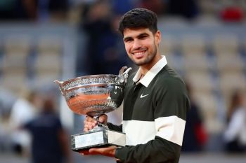 Carlos Alcaraz juarai French Open usai kalahkan Sinner dalam final terpanjang