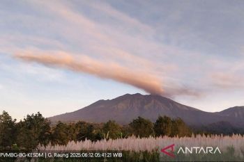 Gunung Raung erupsi lima kali dengan letusan hingga 1000 meter pada Kamis pagi