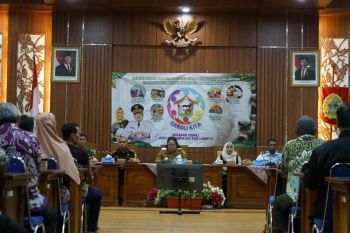 Pemkab Gunungkidul serahkan bantuan sosial ternak mati akibat penyakit menular