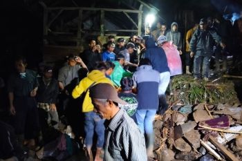 Satu keluarga tewas tertimbun tanah longsor di Cisewu Garut