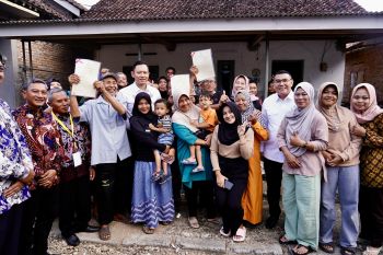 Menko AHY dan Wamen Ossy serahkan langsung sertifikat masyarakat Kabupaten Pacitan
