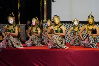 Pergelaran Wayang Topeng sebagai upaya menjaga warisan budaya tak benda