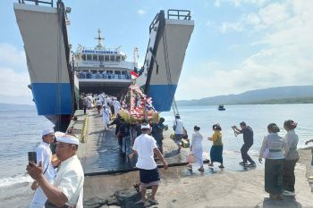 Umat Hindu buat upacara penyucian Selat Bali pasca tenggelam KMP Tunu Pratama