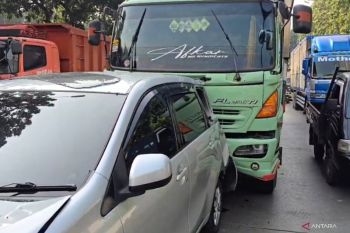 Kontainer rem blong tabrak belasan kendaraan Jaktim