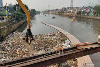 Jakbar gencarkan penggunaan enzim probiotik guna kurangi bau sampah di TPS