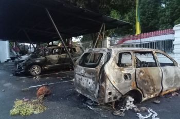 Mobil operasional jurnalis turut dibakar massa