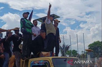 Ketua DPRD Kaltim sambangi pendemo, janji perjuangkan aspirasi