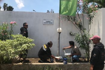 Organisasi BTA Nusantara membersihkan TMP Kusumanegara sambut HUT TNI