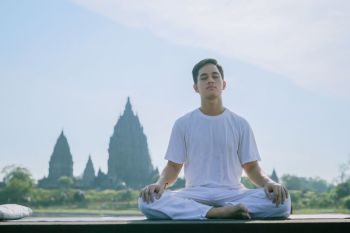 IDM menghadirkan program meditasi "Miracle of Mind" di Candi Prambanan
