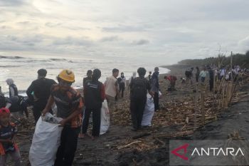 Ribuan pemuda Yogyakarta gelar aksi bersih Pantai Trisik
