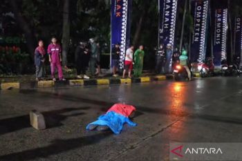 Pejalan kaki tewas terlindas truk saat hujan deras