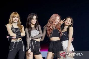 Ros BLACKPINK bawakan 'number one girl' hingga ajak fans ke panggung