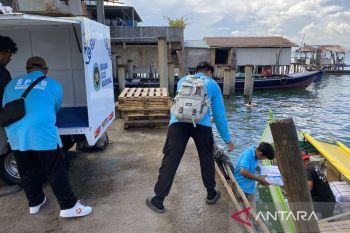 Relawan rela seberangi laut, antarkan MBG di kepulauan