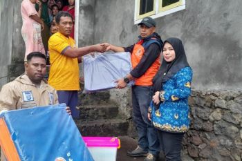 BPBD Ternate salurkan bantuan untuk korban angin puting beliung di Kecamatan Pulau Hiri