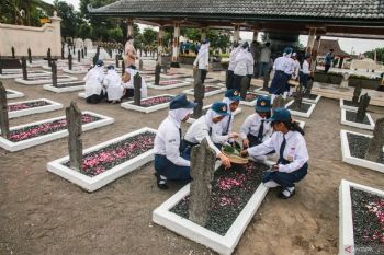 Hari Pahlawan, Tabur bunga di Taman Makam Pahlawan Kusumanegara Yogyakarta