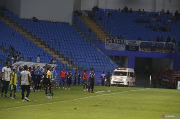 Benturan keras warnai Persiba vs PSS, kiper dilarikan ke RS