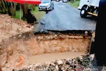 Jalan penghubung di Ogan Komering Ulu amblas akibat longsor, lalu lintas lumpuh total