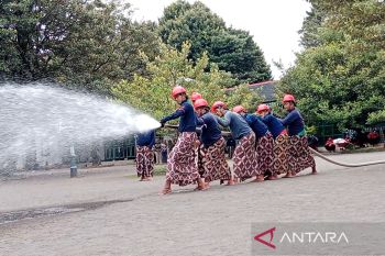 Puluhan abdi dalem Keraton Yogyakarta dilatih menghadapi bahaya kebakaran