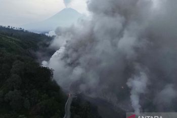 Gunung Semeru embuskan asap setinggi 1.000 meter, Sabtu dini hari