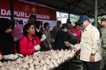 Prabowo cek dapur umum di Tapteng, dengar langsung cerita pengungsi