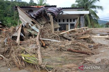 Indonesia races to build temporary homes for flood-landslide victims