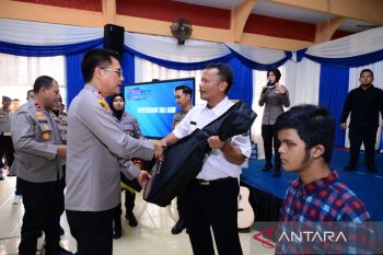 Kapolda Jambi berikan peralatan musik kepada penyandang disabilitas