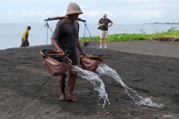 Rumah produksi garam tradisional di Bali