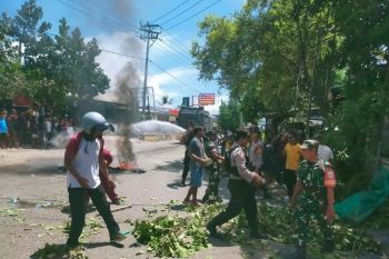 Merawat damai di jalan yang retak