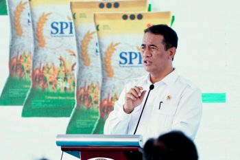 Gov't delivers three types of food aid to flood victims in Sumatra