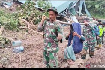 TNI tandu dua lansia penderita stroke korban bencana di Aceh